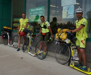 Regen setzt ein nach 115km. Unterschlupf bei Extra Foods