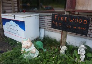 Truck Stop Batchawana Bay, Ontario. Eisblöcke kann man hier überall kaufen und sehr häufig Feuerwerkskörper